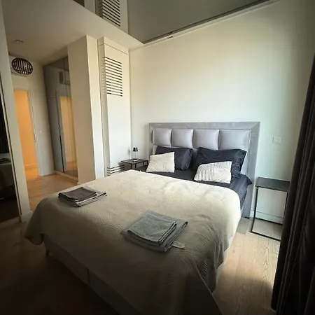 Penthouse With River View BW *