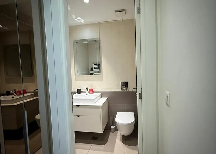 Penthouse With River View BW דירה *